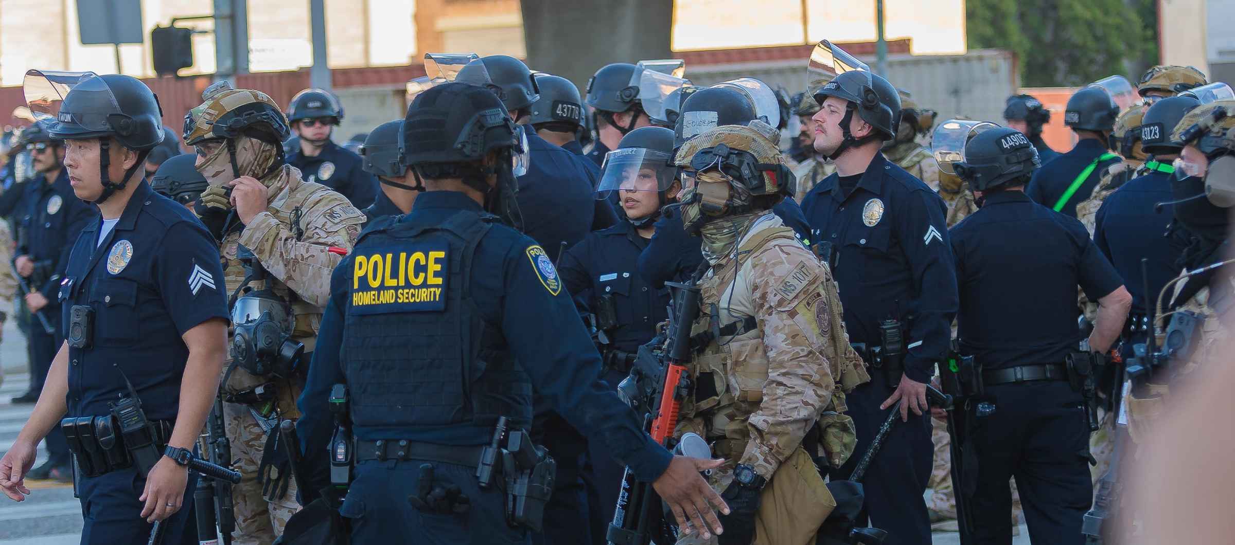 Photo focused on a group of military agents and police officers walking in the street.