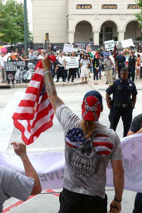 Protesters at the Islamic Dawah Center